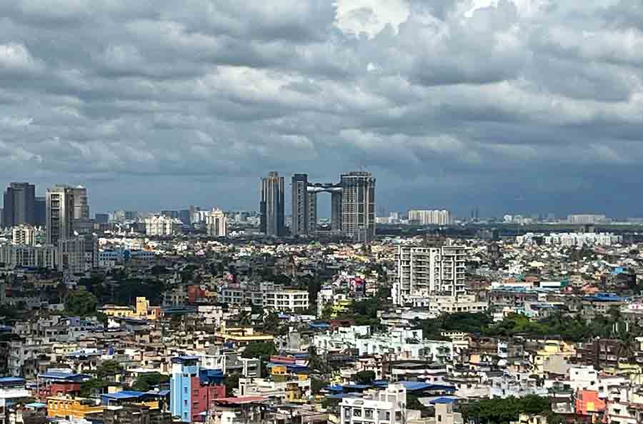Kolkata on Tuesday received scanty rainfall in several areas. The sky shifted between shades of grey and autumnal blue throughout the day. The rainfall recorded by IMD since the last 24 hours was 21.5 mm 