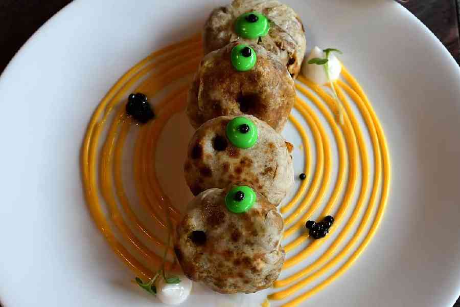 Stuffed Kulcha Bomb: If you are a fan of kulcha this interesting dish is a must-try. It comprises kulcha stuffed with a mixture of chickpeas with Indian spices and baked in a clay oven. The sauce adds colour and extra taste to the dish.