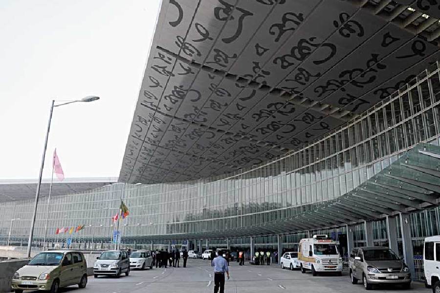 Fliers at mercy of 'VIP cars' at Kolkata airport