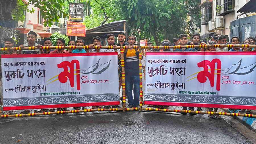 New Alipore Suruchi Sangha has decided to use canvases instead of vinyl banners and flex boards this year. It has also opted for lead-free ink to write the banners