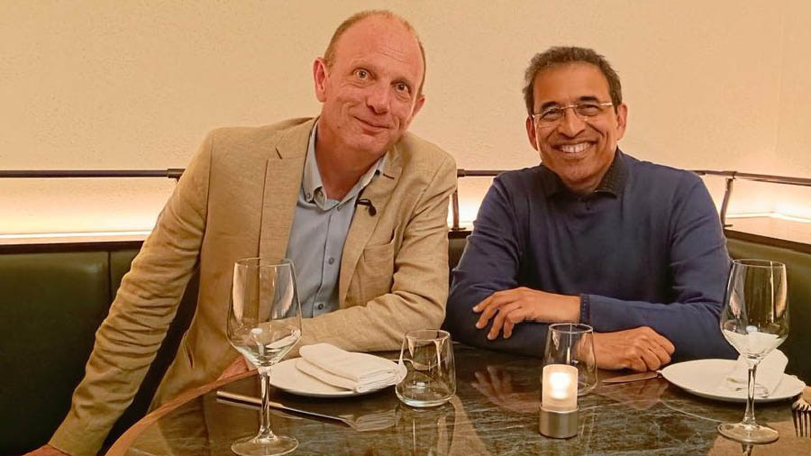 Peter Drury with (right) Harsha Bhogle