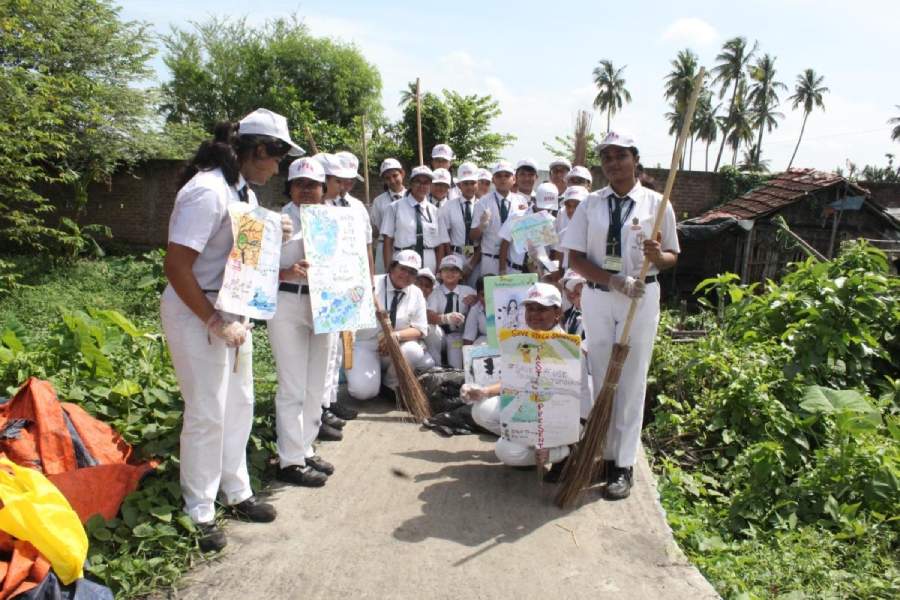 Students of DPS Howrah come armed with brooms and posters to save river Saraswati