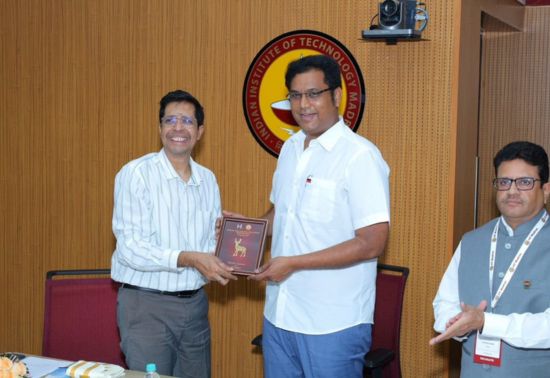 Prof V Kamakoti (L), Director, IIT Madras, presenting a memento to Dr. TRB Rajaa, Hon’ble Minister for Industries, during HVIC-TN Meeting at IIT-M