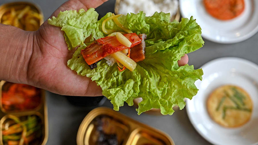 The traditional way of eating the Samgyubsal is by wrapping up the meat, rice and accompaniments in a lettuce leaf