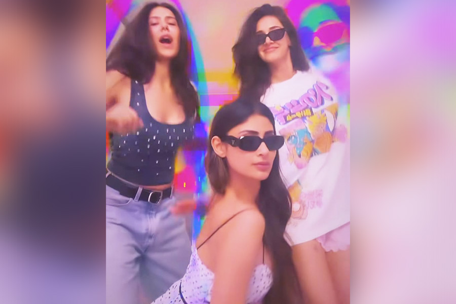 Mouni, Disha and Sonam flaunted their moves while grooving to hit Punjabi songs. Disha wore a white printed t-shirt with pink shorts, while Sonam was seen in a deep blue tank top and grey jeans. 