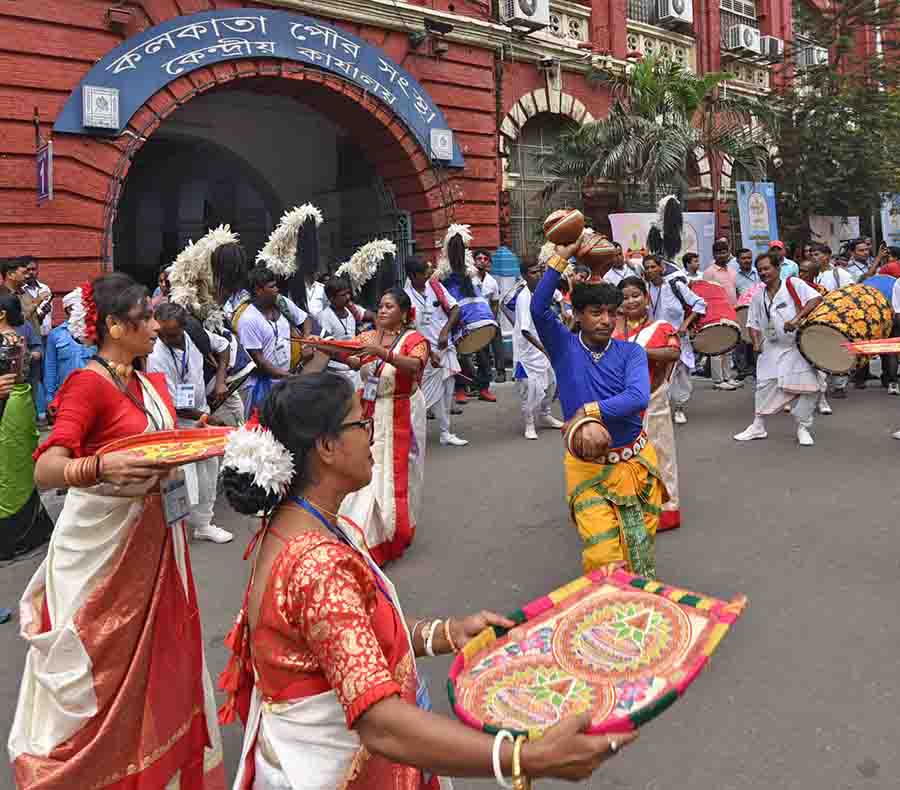 Dancers performed in front of the Kolkata Municipal Corporation (KMC) headquarters on Friday during the curtain-raiser event of Kolkata Shree. KMC had initiated the Kolkata Shree competition way back in 2011 among Durga Puja committees in areas under KMC’s jurisdiction to showcase their brilliance and creativity 