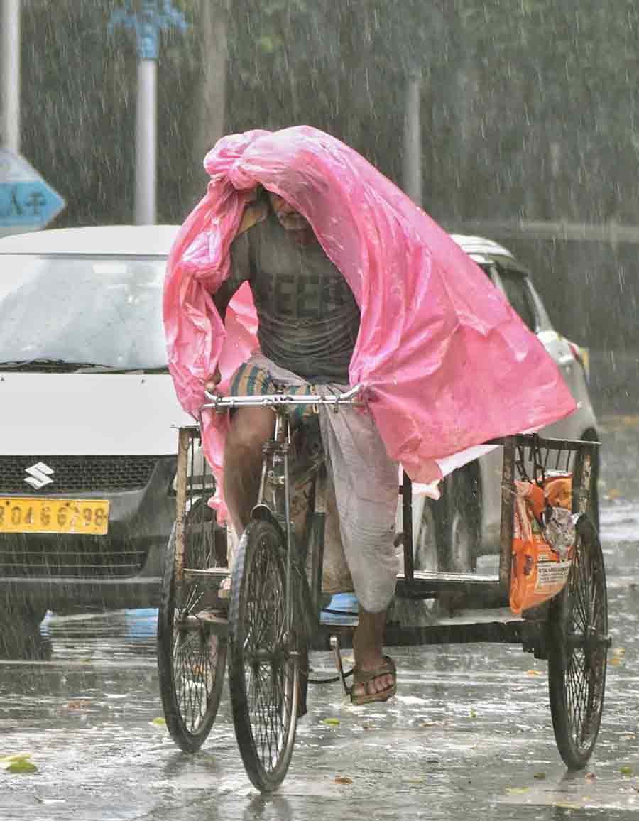 Kolkata experienced intermittent spells of rain on Friday. The recorded rainfall till noon was pegged at 6.3mm by the IMD 