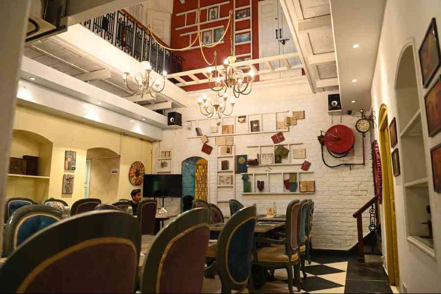 The interiors of the cafe are vibrantly lit and exude colonial vibes through its antique art installations. The space also has numerous open nooks and a bar corner that can be used as a private space for hosting small parties.