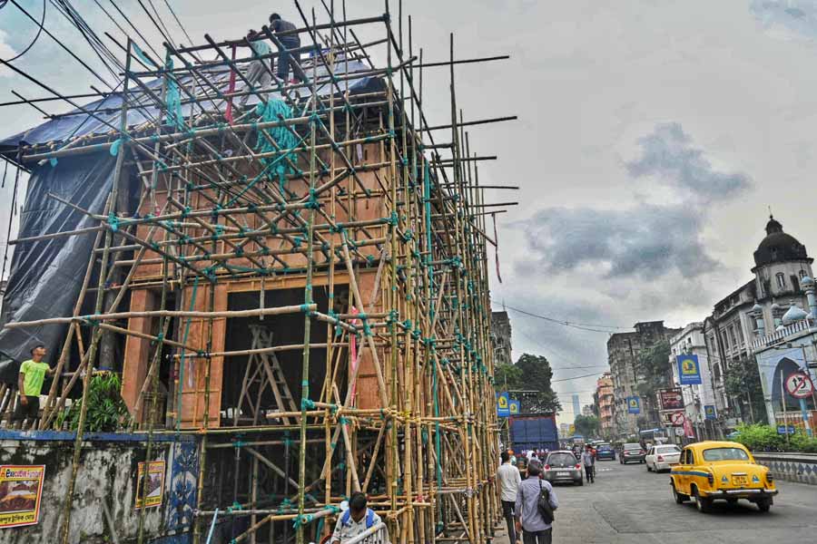 Labourers busy constructing the Mohammad Ali Park Durga Puja pandal on Chittaranjan Avenue. The park has been ‘closed’ since April 2019 after a portion of a wall of a water reservoir under the ground collapsed, forcing the Durga Puja to be held at one corner of the compound that does not have a water reservoir under it 