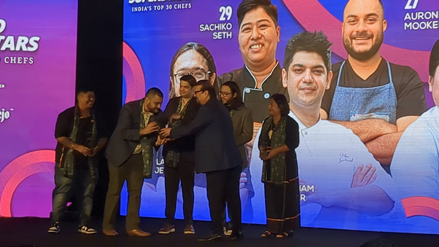 Auroni receives the award from Vir Sanghvi, co-founder and chairman of Culinary Culture. ‘More than anything else, I believe this is a victory for the city of Kolkata,’ said the Sienna executive chef