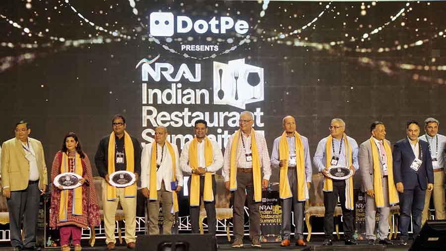 A felicitation programme was conducted by NRAI Kolkata to honour 10 legends of Kolkata’s restaurant fraternity
