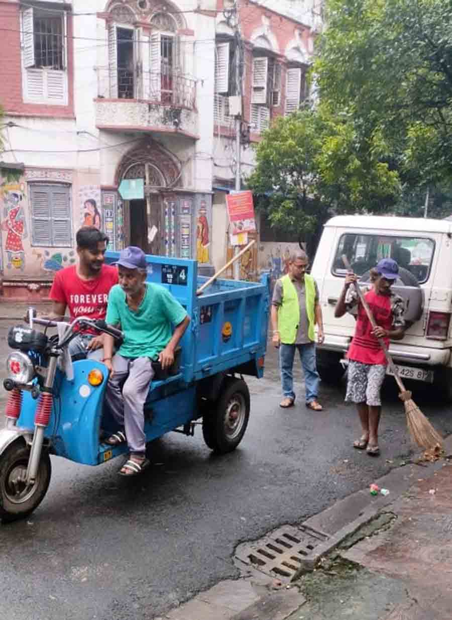 Amid rising cases of dengue, Kolkata Municipal Corporation (KMC) workers of the vector control and Solid Waste Management (SWM) teams conducted a cleanliness and awareness drive around the city on Thursday  