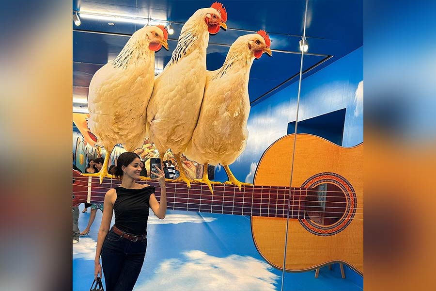 The Dream Girl 2 actress wore a black sleeveless top with blue-black jeans paired with a brown belt.