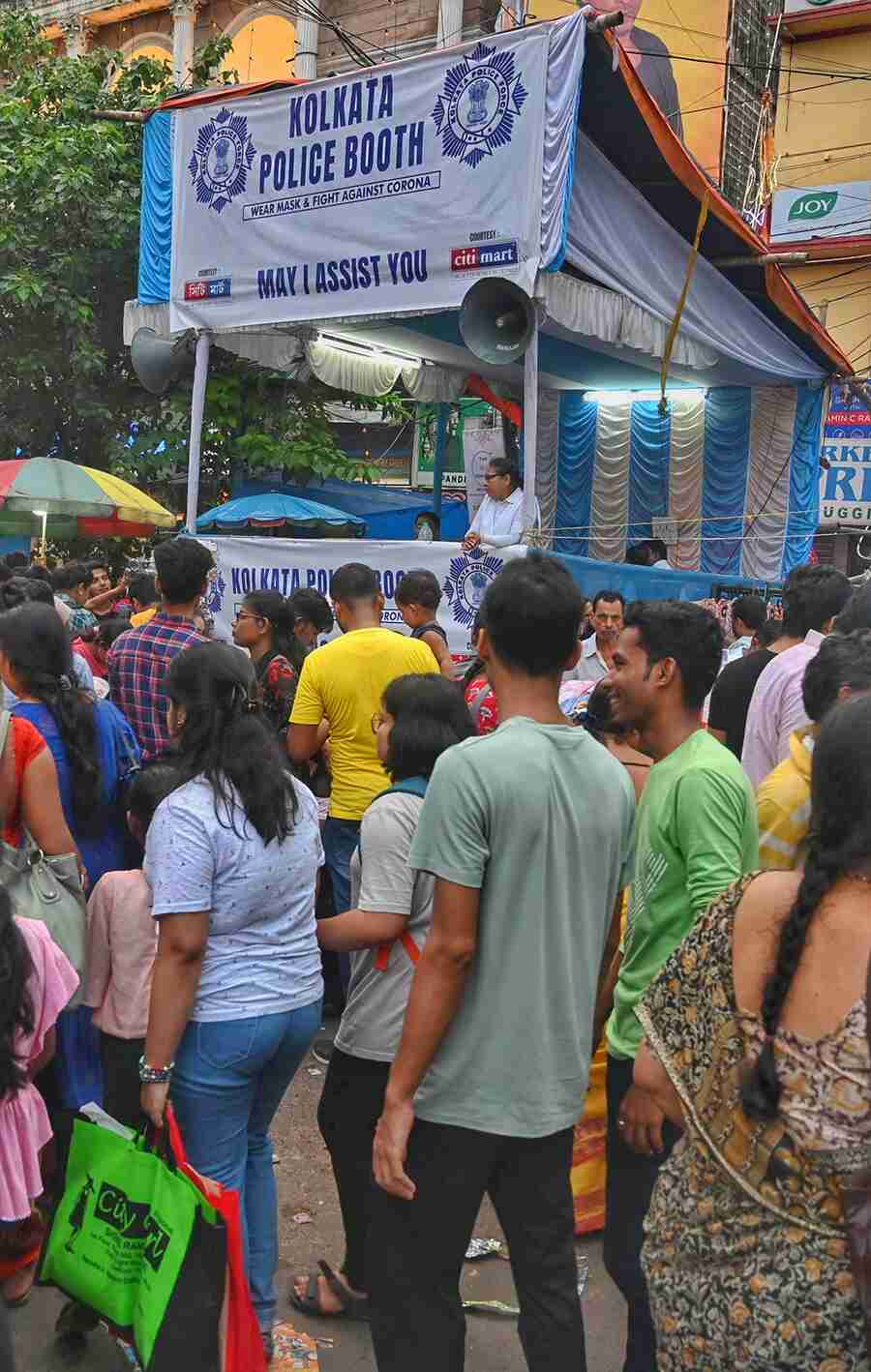 Kolkata police have set up an assistant booth at the New Market area to assist shoppers. With only 25 days left for Durga Puja, people are thronging malls and markets around the city  