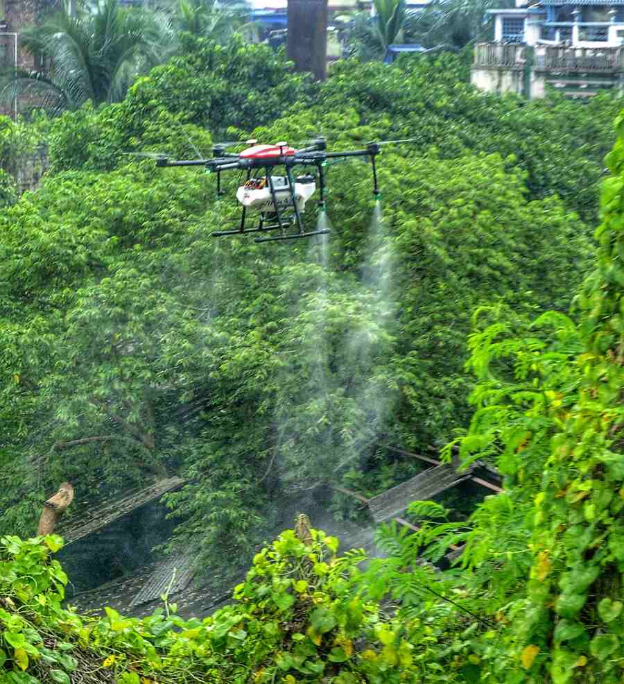 Kolkata Municipal Corporation (KMC) used a drone to spray medicine over Jadavpur's Krishna Glass Factory area to combat dengue  