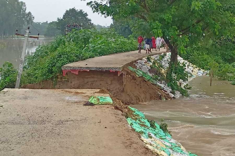 Balughat Local Xxx Video - Floods | Bengal's South Dinajpur district flooded as three rivers swell in  rain, 5,000 homeless - Telegraph India