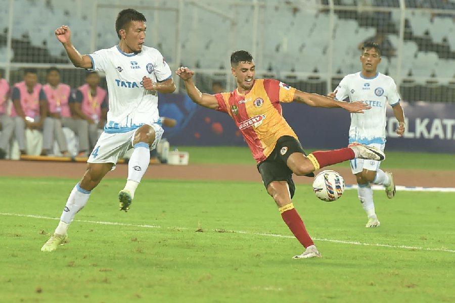 ISL  East Bengal feel home pain and fan pangs as ISL opener against  Jamshedpur FC ends in tie - Telegraph India