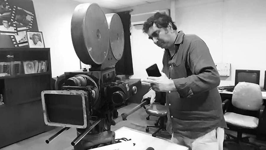 Anik Dutta with the Mitchell camera used during the shooting of 'Pather Panchali'