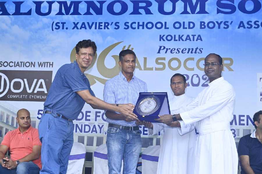 Fr. M. Thamacin Arulappan S.J., principal of St. Xavier’s Collegiate School, and Sanjay Loiwal, honorary secretary of ALSOC, felicitated chief guest Subrata Paul, the former goalkeeper for India and Jamshedpur, and presently of Mohun Bagan Super Giant.