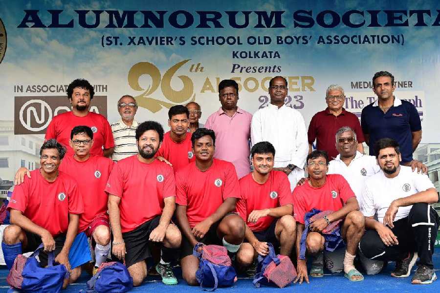 Teachers (in red jerseys) of St. Xavier’s Collegiate School who actively participated in the football tournament were felicitated.