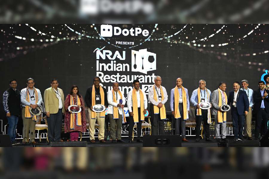 The event saw the felicitation of some of the most-celebrated ‘legends’ of Calcutta’s restaurant fraternity such as the likes of Sudip Mallick of Balaram Mullick & Radharaman Mullick, Nitin Kothari of Peter Cat and Mocambo, Md. Azhar of Aminia, Deepak Puri of Trincas, Pratap Daryanani of Oasis, Rajiv Ghai of Kwality Restaurant, Satish Gupta of Kusum Rolls, Aninda Palit of 6 Ballygunge Place and Sandeep Nowlakha of Garden Cafe among others.