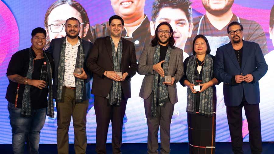 Kolkata champions Sachiko Seth and Auroni Mookerjee, and Shubham Thakur, Lakhan Jethani and Aketoli Zhimomi with Vir Sanghvi