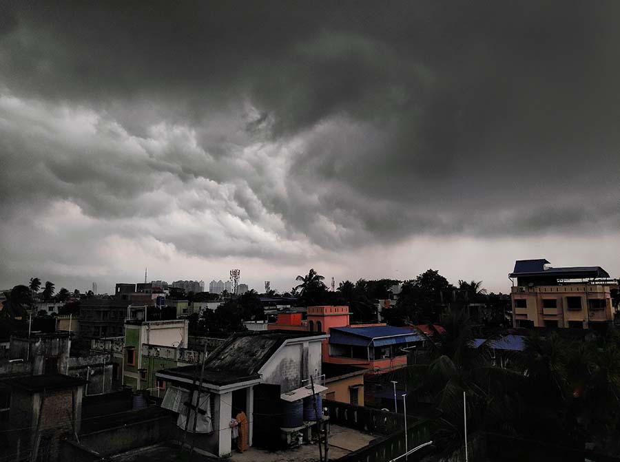 Kolkata experienced a rainy day on Friday. According to IMD, a low-pressure system is created over northeast and adjoining east-central Bay of Bengal. The associated cyclonic circulation extends up to 7.6km above mean sea level. It is likely to become a well-marked low pressure area and move north westwards towards north Odisha and adjoining West Bengal coasts during next 48 hours.  Enhanced rainfall activity is likely to occur between September 29 and October 3 over the districts of West Bengal