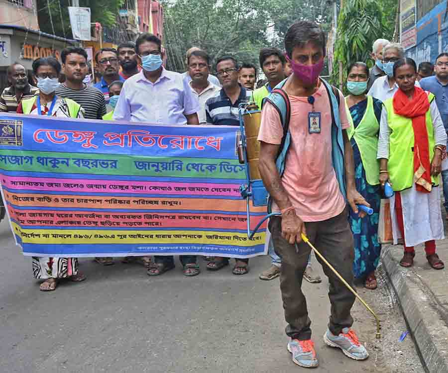 Kolkata Municipal Corporation workers held a vector control and cleanliness drive in Sinthi on Friday
