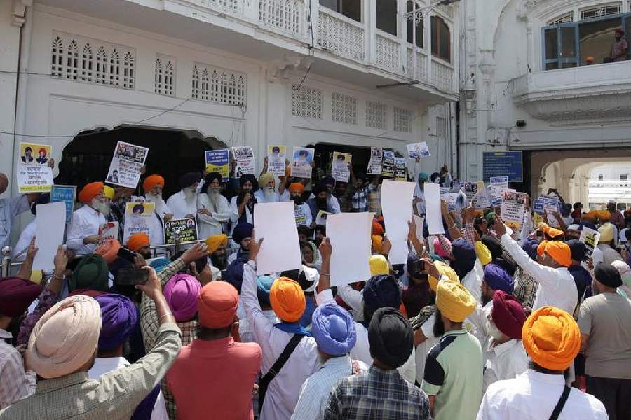 Sikh | Sikhs Protest Outside Golden Temple In Amritsar After Canada's ...