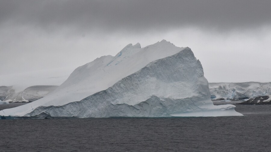 Floating icebergs en route 