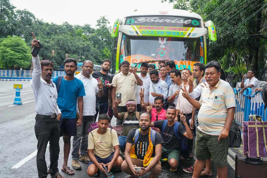 MGNREGA job card holders and others affected by alleged blocking of funds by the central government upon their arrival at Netaji Indoor Stadium, before leaving for Delhi to take part in a protest of TMC in Calcutta on Saturday.