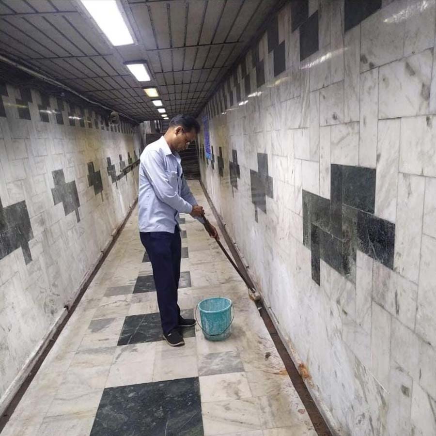 Ahead of Swachhata Divas on October 2, Kolkata Metro Railway posted this photograph on their Facebook account on Saturday with the caption: ‘#MetroRailway has undertaken massive cleanliness drive at different stations of #BlueLine, #GreenLine and #PurpleLine to make #SwachhtaPakhwada a grand success.