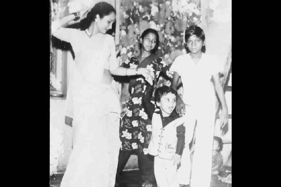 Rekha Bai in the 1970s posing for a photoshoot with her infant son Manish and others