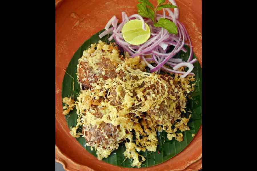 The web like coating of egg batter on the deep-fried Jali Kebab made out of minced mutton, is a delightful appetiser alongside the green chutney and salad.