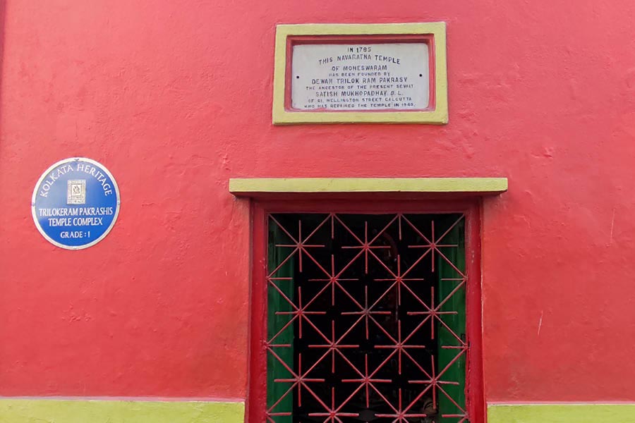 The plaque installed by the West Bengal Heritage Commission adorns the complex wall.