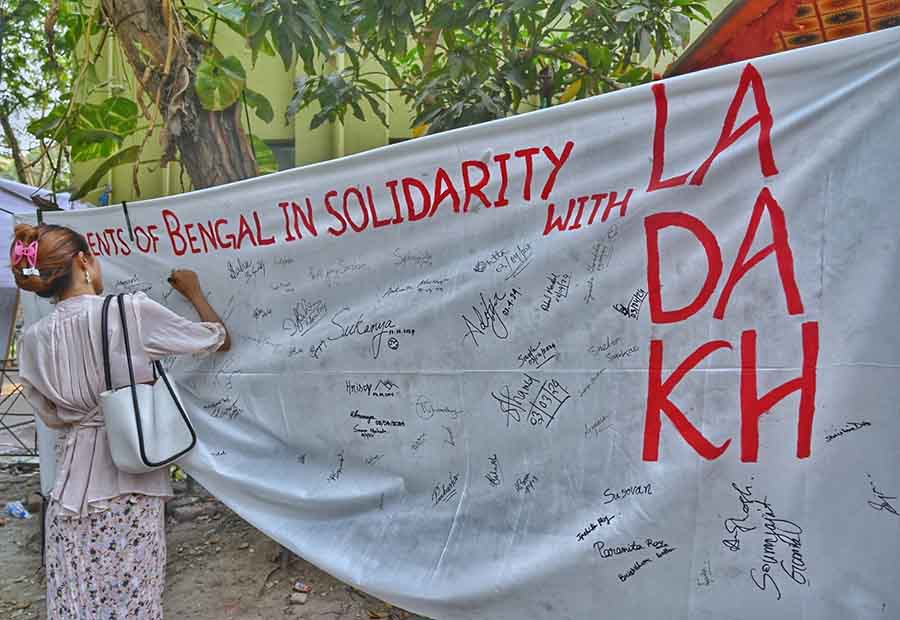 Students of Jadavpur University have put up banner in the campus showing their solidarity with the people of Ladakh who are fighting for their rights  