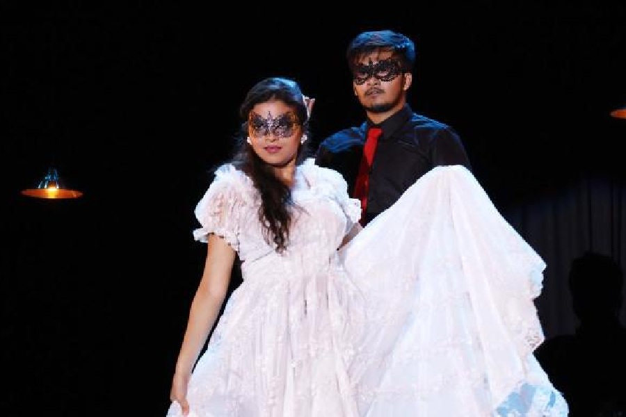 Rwitobroto Mukherjee and Shweta Bagchi as Romeo and Juliet
