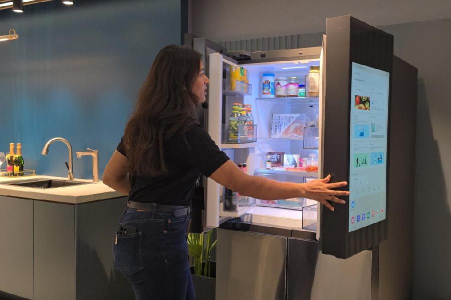 The Bespoke Al platform is seen working with the Samsung refrigerator.