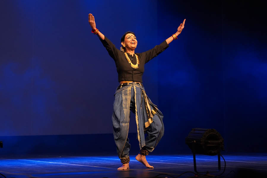 After an introductory dance, Mallika Sarabhai paused to tell her audience the story of the ‘changing nayika’. The dancer embodied the role of the ‘nayika’ yearning to unite with the paramatma, waiting for her Lord to come, a tradition predominantly depicted by male poets until the early 19th century when a shift occurred, potentially influenced by feminist sentiments, allowing the nayika to reject perpetual suffering
