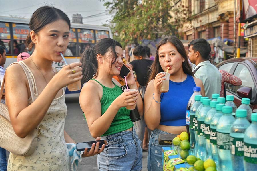 In pictures: Kolkatans seek respite from heat in fruit juices, hand fans and straw hats with heatwave looming