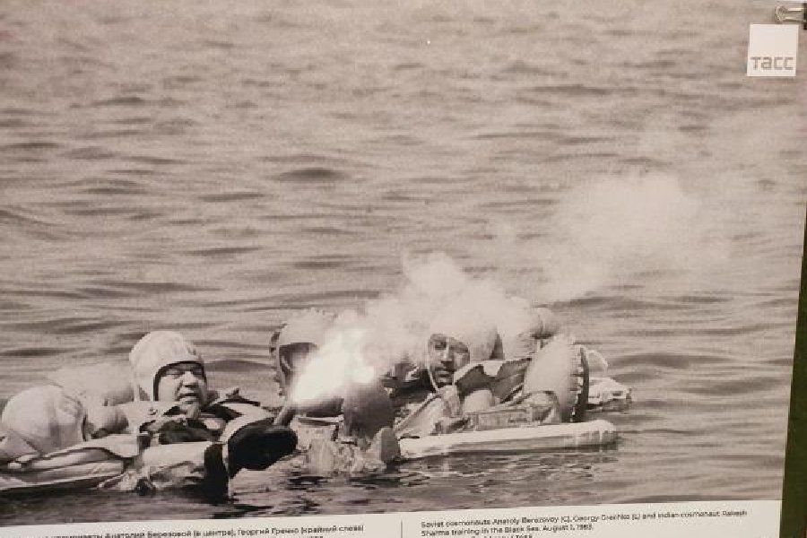 Rakesh Sharma and soviet cosmonauts Anatoly Berezovoy (centre) and Georgy Grechlo (left) train in the Black Sea on August 1, 1983
