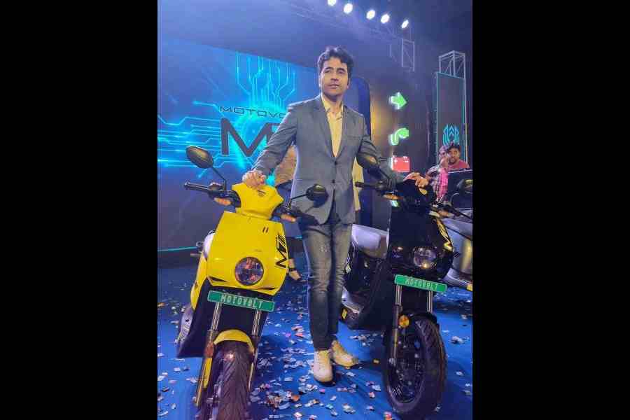Actor Abir Chatterjee with two Motovolt M7 multi-utility e-scooters at the launch in Calcutta