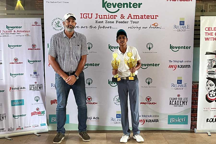 Varish Mohta (right) collects his trophy from HS Bindra