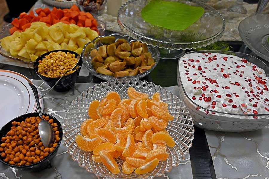 Fresh fruits, fruit with cream, and boiled chana broke the fast before the feast
