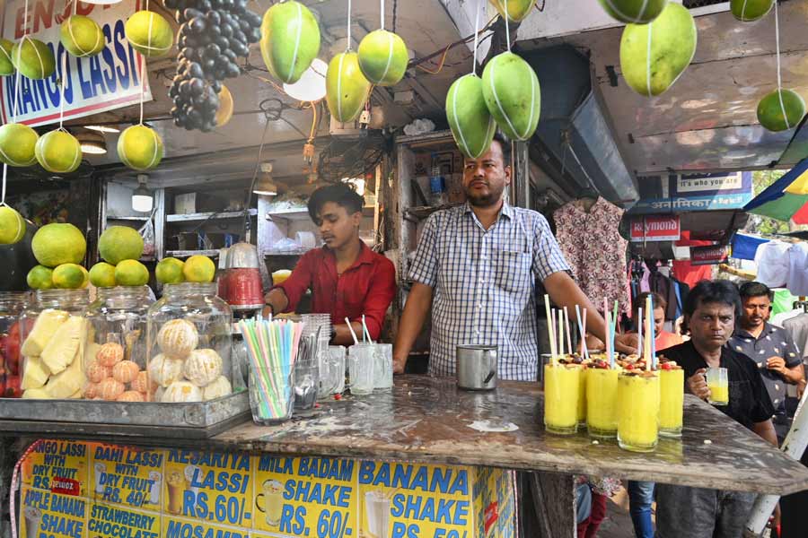 If you are in the vicinity of New Market or Esplanade, a visit to Humayun Place opposite New Empire cinema is a must to guzzle down glassfuls of pineapple, mango, sweet lime, orange juice or the ultimate mixed fruit punch