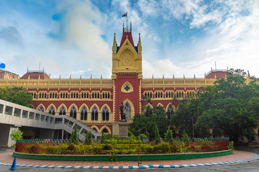 Calcutta High Court exempts lawyers from wearing black gowns because of heatwave