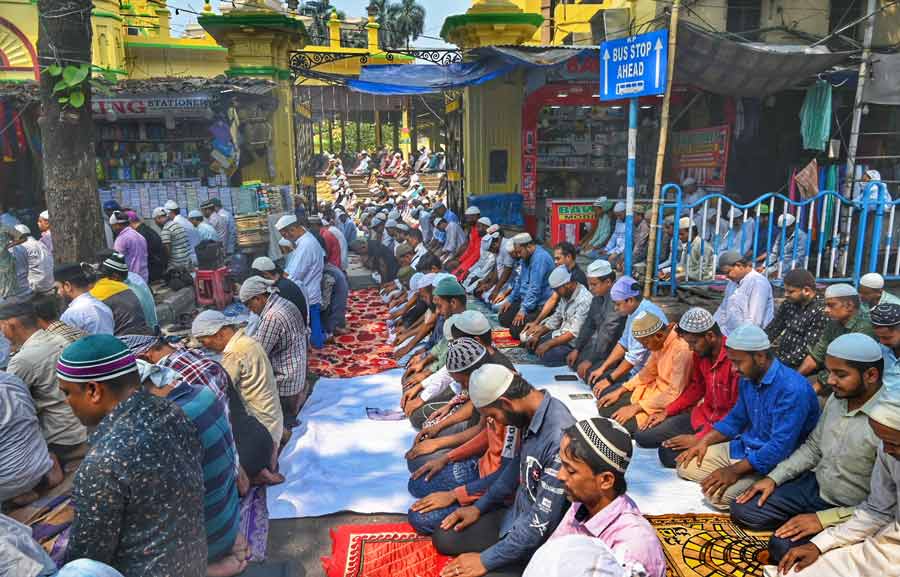 Men offered the last namaz on Jumu'atul-Wida or the last Friday before Eid 
