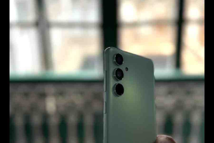 The main 50MP camera can capture detailed shots