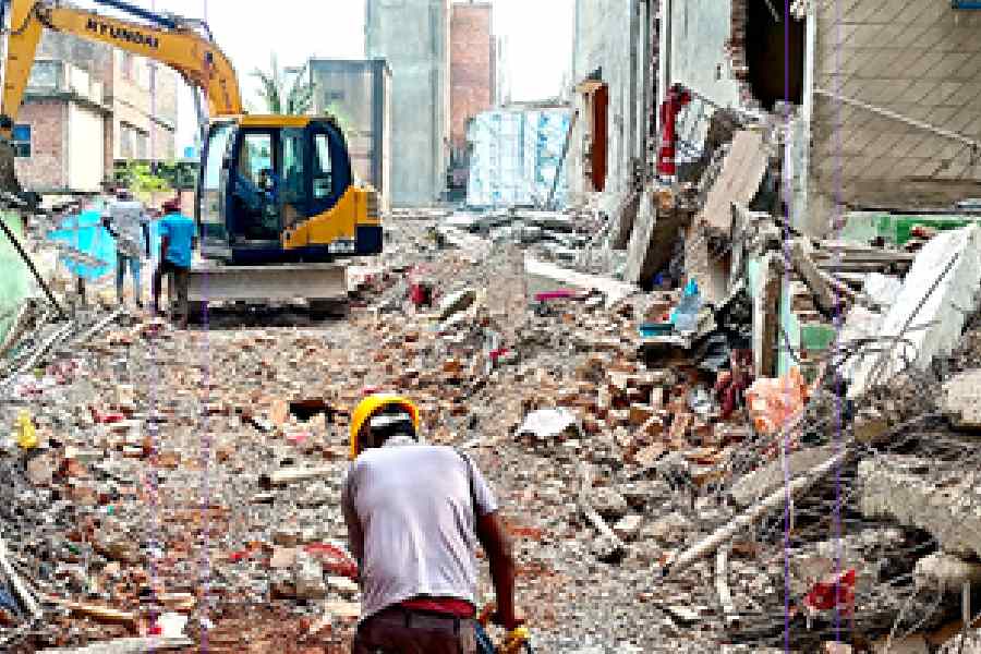 Identify officials responsible for illegal buildings across the city, HC to KMC