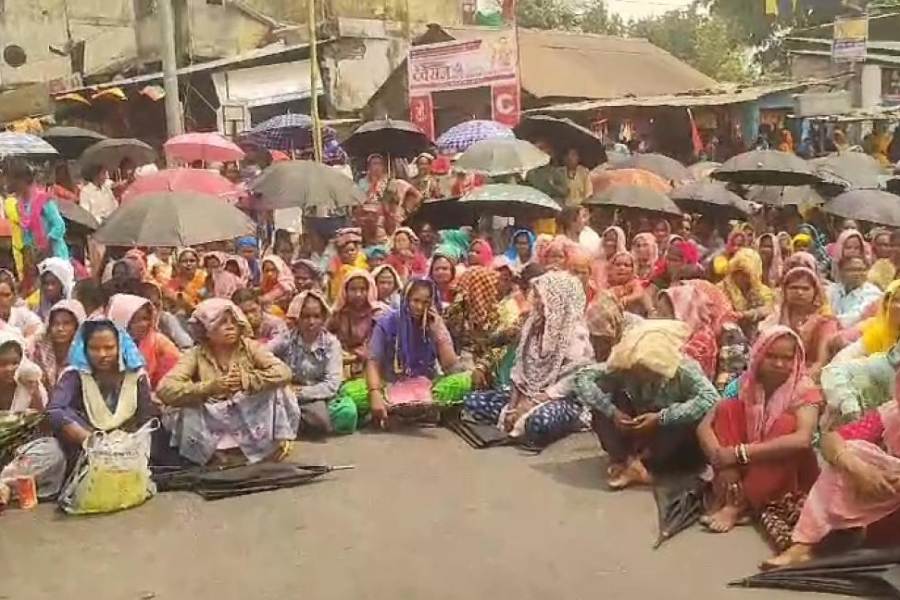 Around 1,000 workers of two Centre-owned gardens protest wage no-show